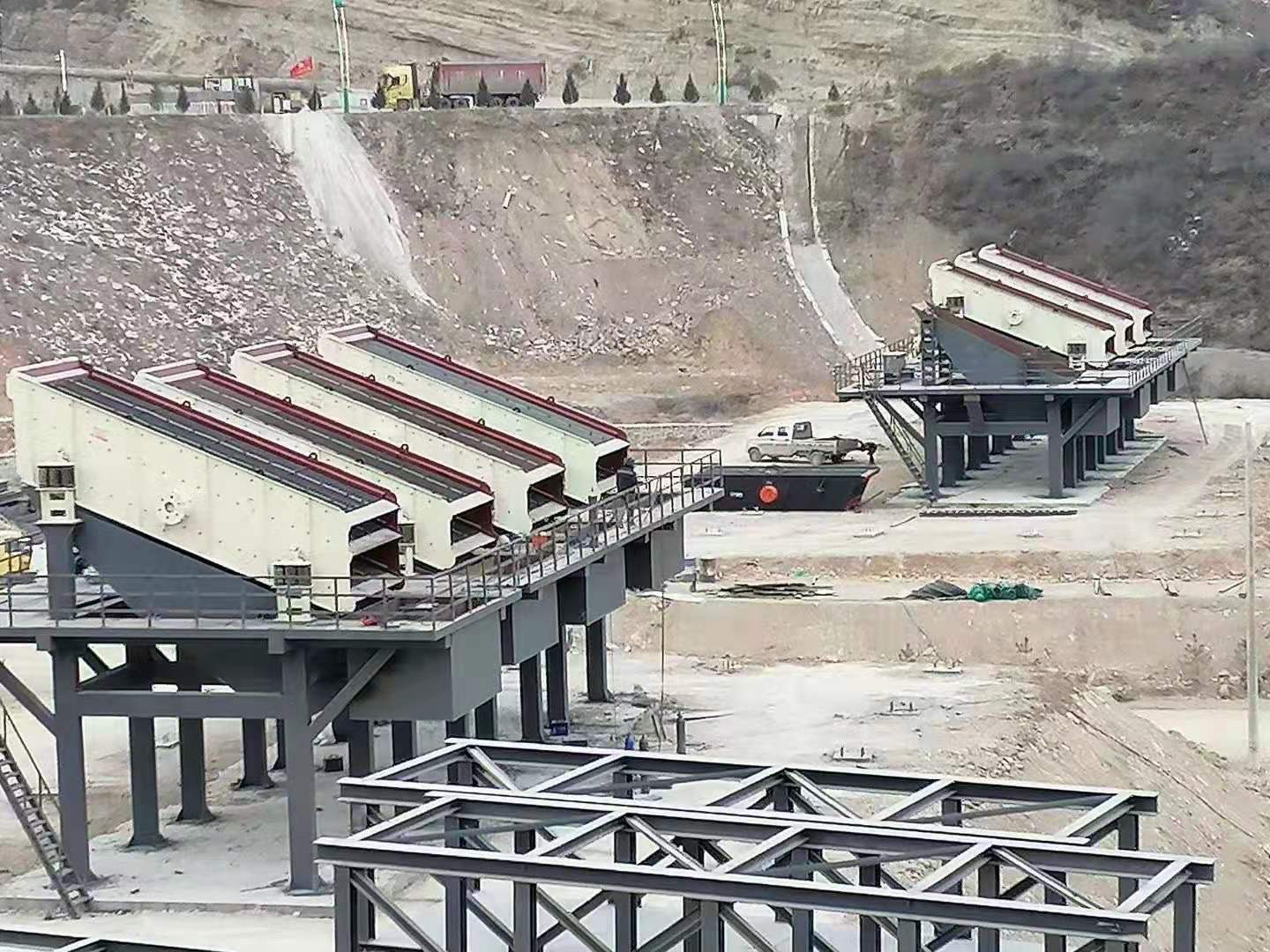 A customer in Hubei, China, purchased a 200-ton-per-hour stone crusher from Yinhai Mining.